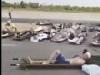 Поранених росіян змусили лежати на аеродромі просто неба. ВІДЕО